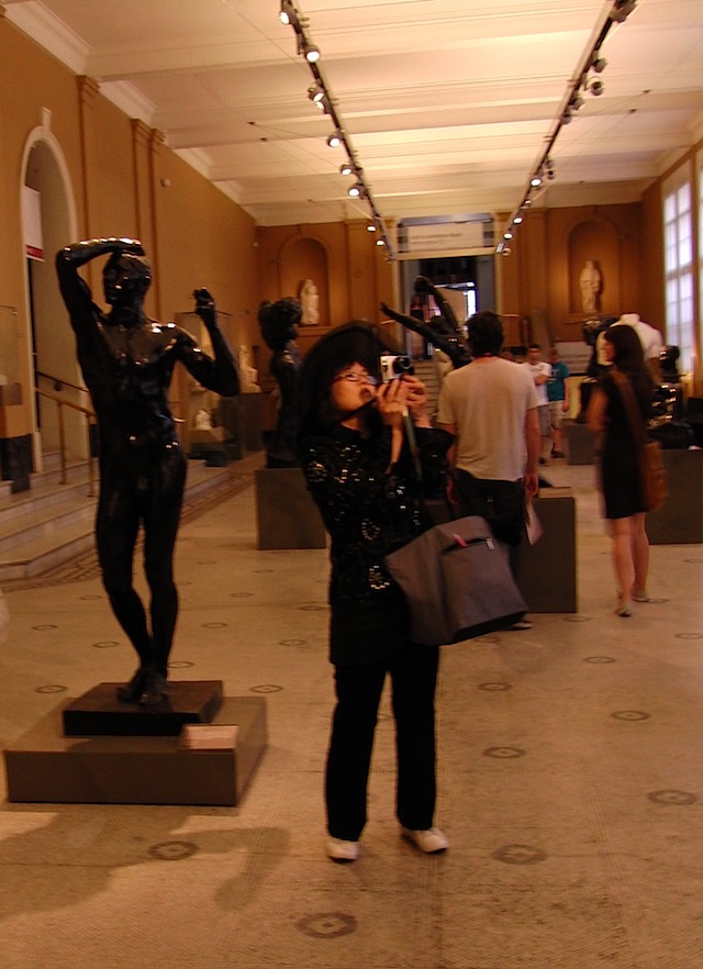 Tourist & statue at V&A