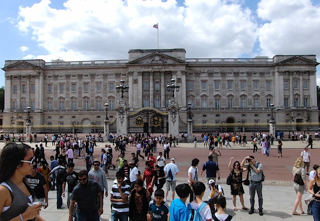 Buckingham Palace, Queen in residence