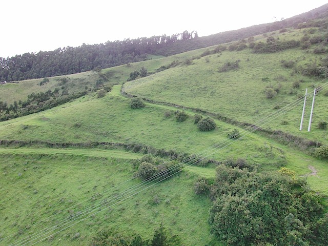 Road "parallel" to teleferiqo