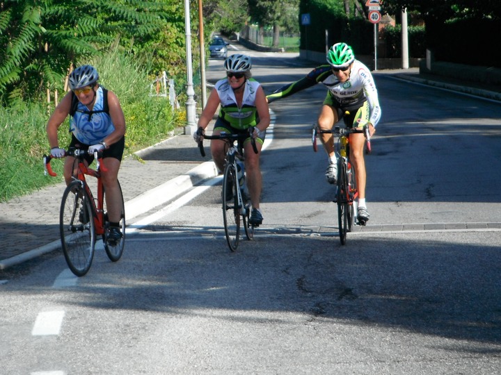 Paolo helps a rider catch up with Kathy