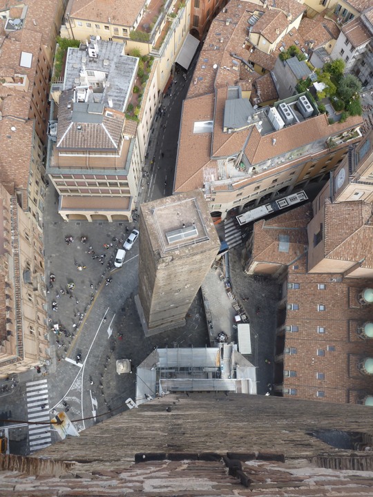 Looking down from Asinelli tower