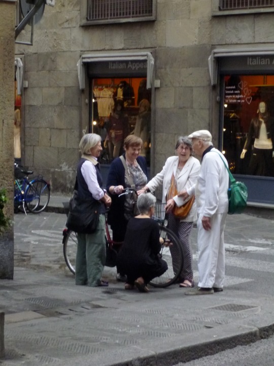 Florentines convers around a flat tire