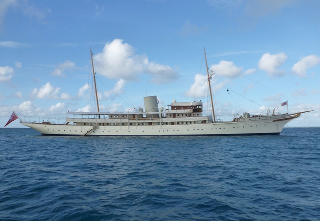 Motorsailer in Marigot bay