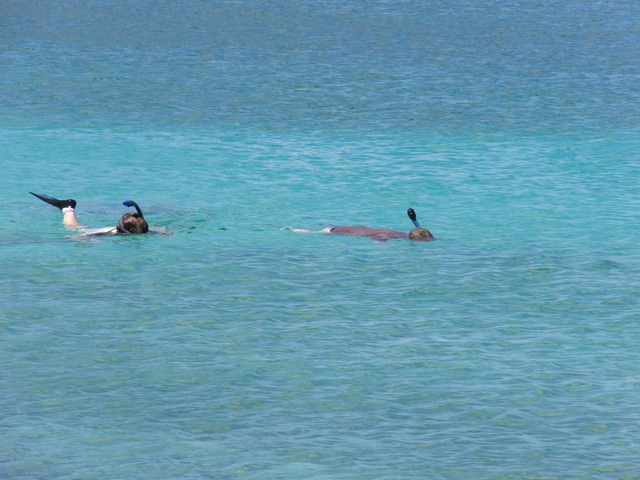 Kathy & Gitte snorkel